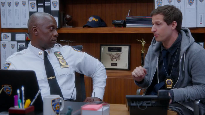 『ブルックリン・ナイン-ナイン』で、ジェイクが署長にトイレは大小どっちで行くのか聞く