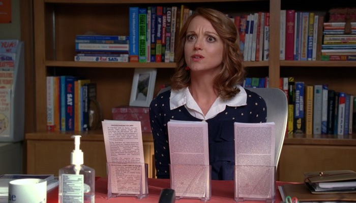 『glee/グリー』で、ショートメッセージに罵る彼のことを心配するエマ