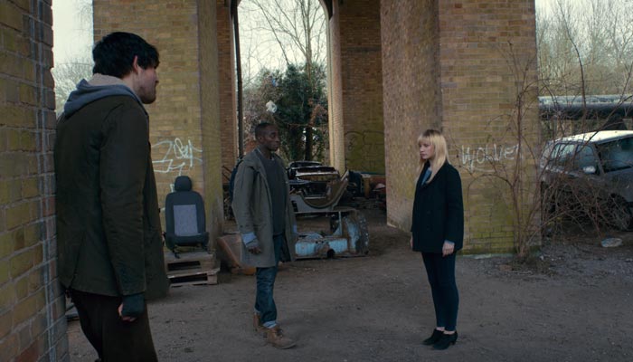 『ヒューマンズ』で、人を殺したロボットをレオが非難する