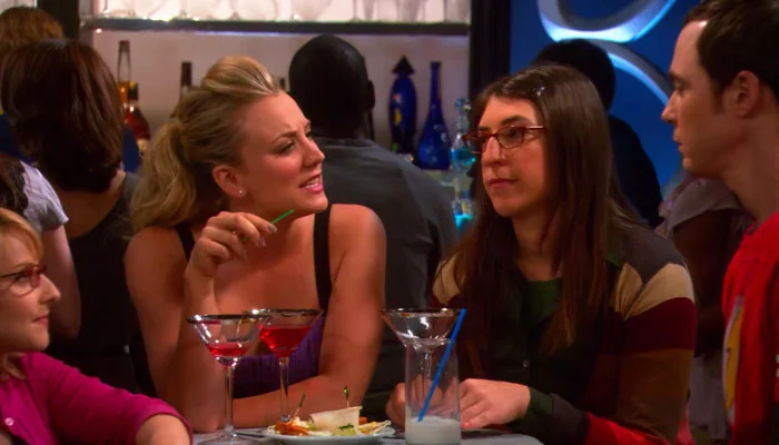 『ビッグバン★セオリー』で、シェルドンとペニー達はバーで飲む