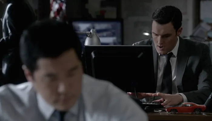 『メンタリスト』で、リグズビーの女性関係で勇気づけるチョウ