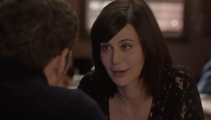 『グッド・ウィッチ』で、元恋人と話すキャシー