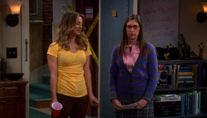 『ビッグバン★セオリー』で、ペニーはエイミーに女の子の騒ぎ方を教える