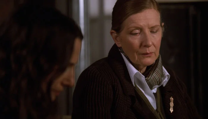 『メンタリスト』で、被害者家族の話を聞くリズボンとジェーン