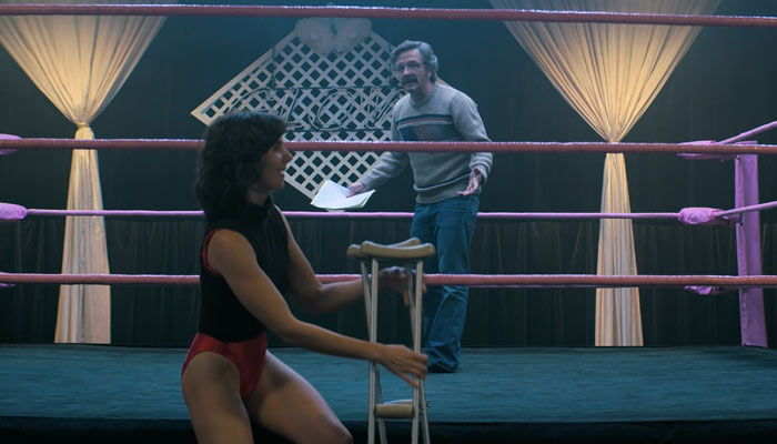 『GLOW』で、サムはリングパフォーマンスで結婚式を演出する