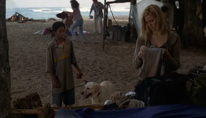 『LOST』で、シャノンは几帳面にも服をたたむ