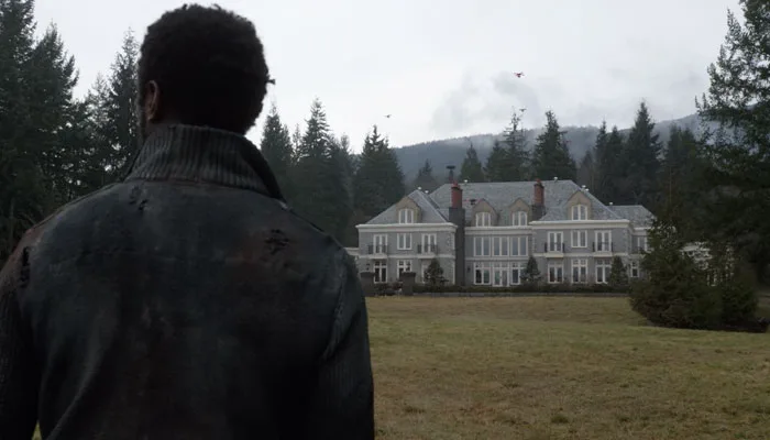 『ハンドレッド』で、ドローンが飛ぶ屋敷についたテロニアスは「Curiouser and curiouser」と不思議がる