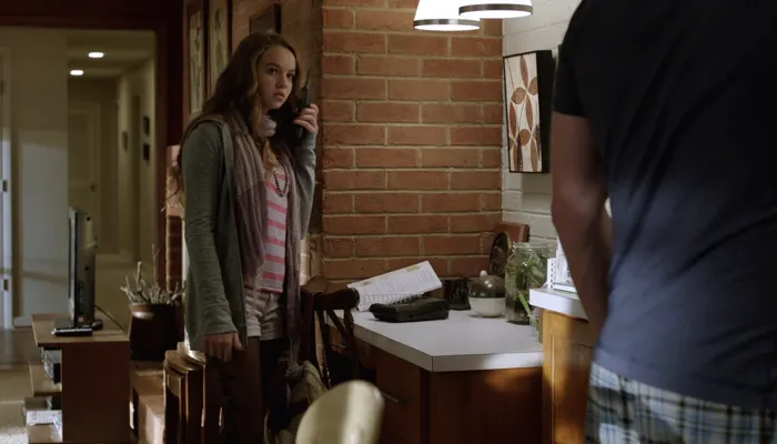 『HOMELAND』で、家をマスコミに囲まれるブロディ一家