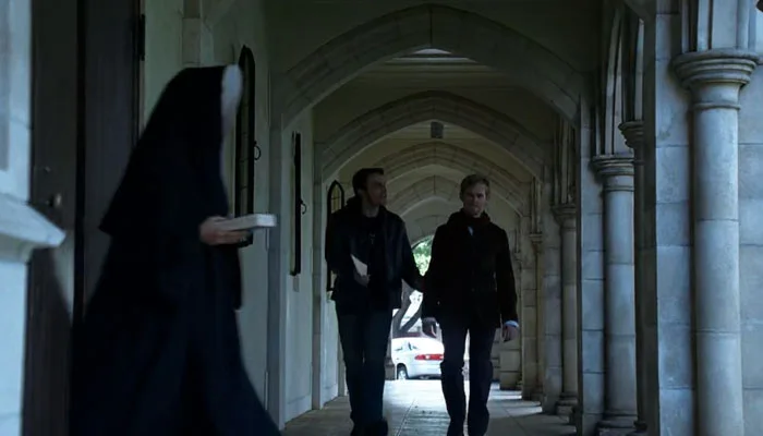 『LOST』で、チャーリーにバンドに戻ってきて欲しいメンバーは教会を歩きながらチャーリーを説得をする