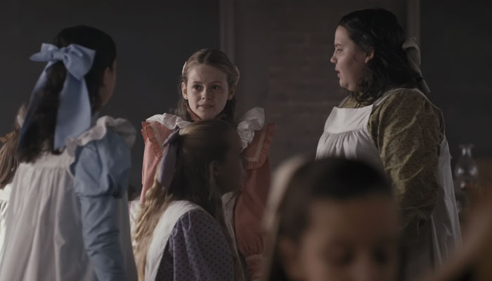 『アンという名の少女』で、アンのことを噂話する同級生