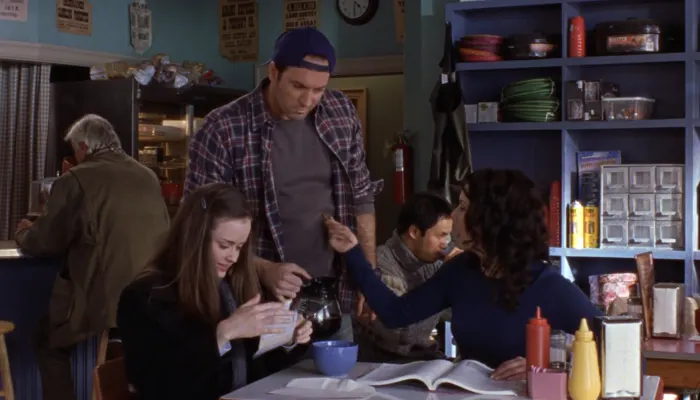 『ギルモア・ガールズ』で、ローレライはルークにコーヒーポットを置いていくように言う