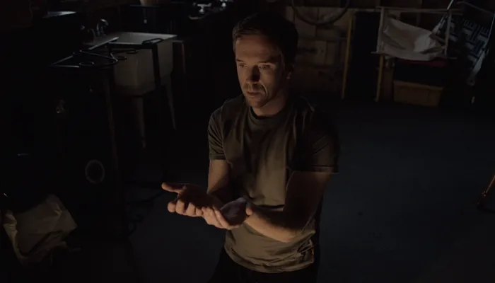 『HOMELAND』で、ガレージでメッカに向かって祈りを捧げるブロディ