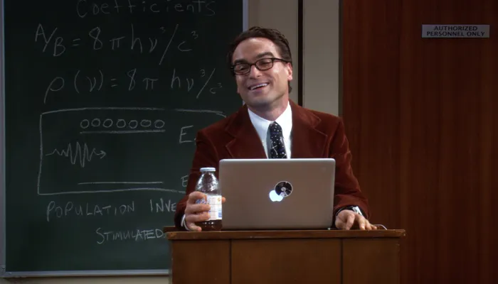 『ビッグバン★セオリー』で、レナードは学部生の前で講義をする