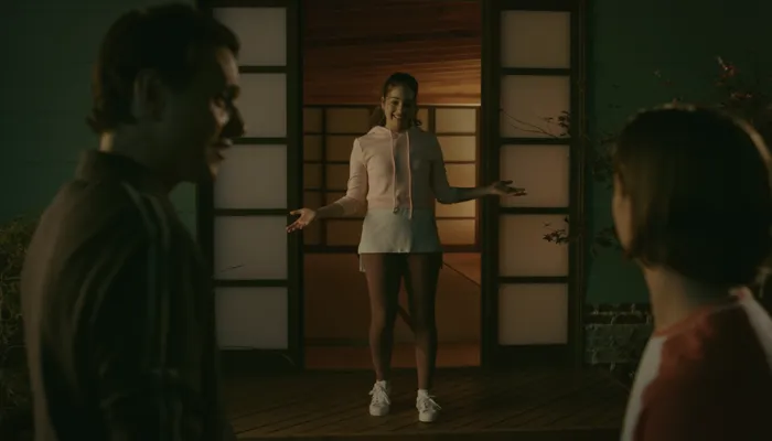 『コブラ会』で、サマンサは道場の改修が終わったか確認する