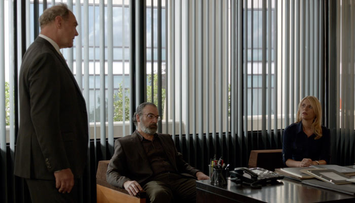 『HOMELAND』で、容疑者に自殺されたのはキャリーはCIA内部の犯行とする