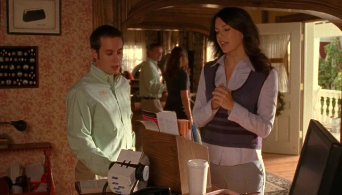 『ギルモア・ガールズ』で、ホテルのフロントの雑誌を整備するローレライ