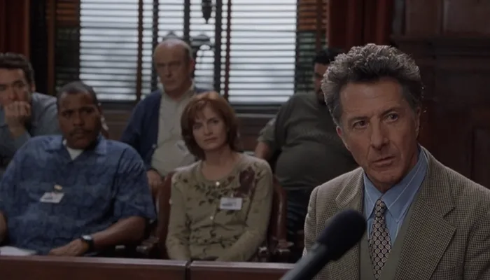 『ニューオーリンズ・トライアル』で、弁護士ローアの後ろに陪審員