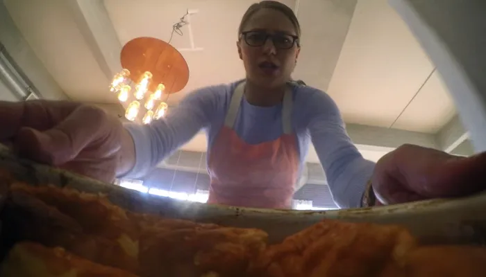 『スーパーガール』で、料理を５度失敗するカラ