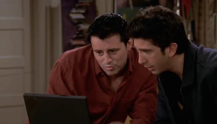 『フレンズ』で、ジョーイはロスからパソコンの操作を教えてもらう