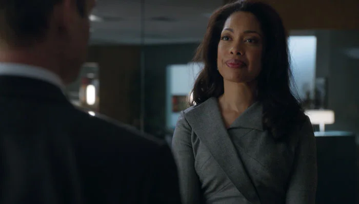 『SUITS/スーツ』で、マイクの素性を疑っていたジェシカはそれが過ちであることをハーヴィーに認める