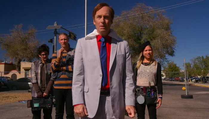 『ベター・コール・ソウル』で、ジミーはCMのための学校のアメリカ合衆国国旗を使用、撮影クルーを急かす