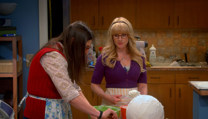 『ビッグバン★セオリー』で、バーナデットとエイミーは地球型ケーキを作る