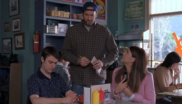 『ギルモア・ガールズ』で、ローレライとカークのことを茶化すルーク