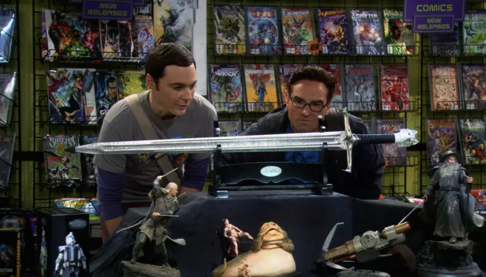 『ビッグバン★セオリー』で、シェルドンとレナードはコミック屋で剣を見つめる