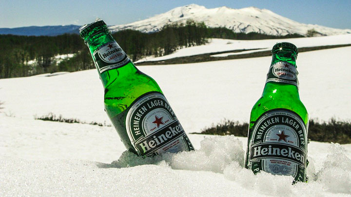 雪に埋もれたハイネケンのビール瓶２本