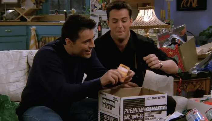 『フレンズ』で、チャンドラーとジョーイはモニカにプレゼントを渡す