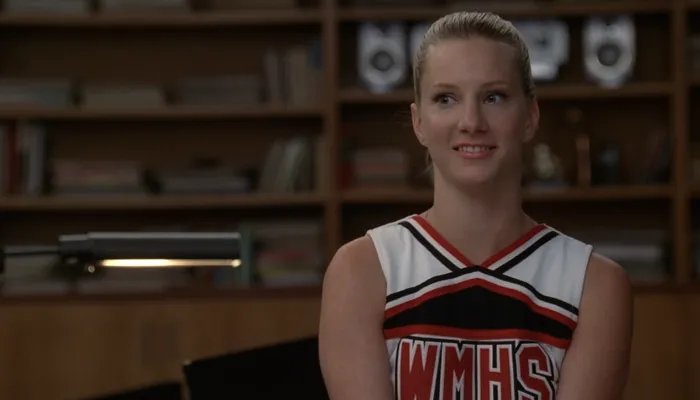 『glee/グリー』で、プロムのテーマを発表するブリトニー