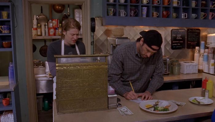 『ギルモア・ガールズ』で、ダイナーの客が行った古いジョークに笑うルーク