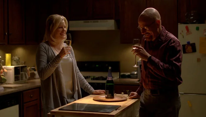 『ブレイキング・バッド』で、洗車場買収が成功しシャンパンで祝福するウォルターとスカイラー