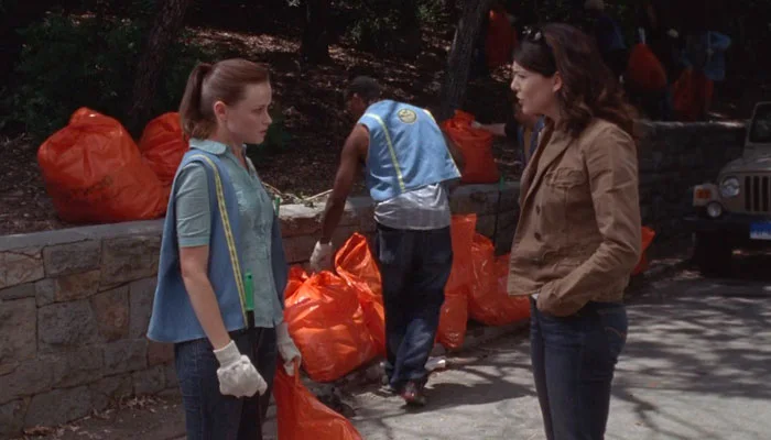 『ギルモア・ガールズ』で、ローリーはコミュニティーサービスで道路清掃を行う
