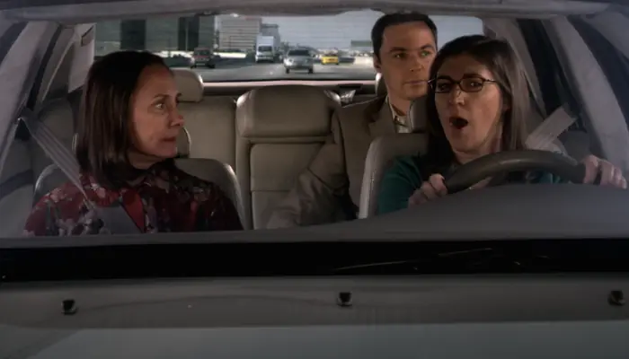 『ビッグバン★セオリー』で、車に乗るシェルドンとメアリーとエイミー