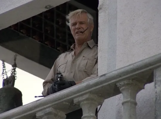 『特攻野郎Aチーム』で、敵に銃口を向けるハンニバル大佐