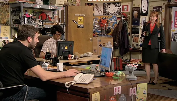 『ハイっ、こちらIT課!』で、ジェンはバンドのキーボードと付き合い始めたことをロイに告げると「Get out of town!」で驚くロイ