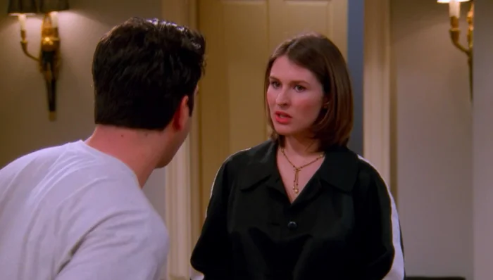 『フレンズ』で、ロスはエミリーとの結婚式を延期するかどうか検討