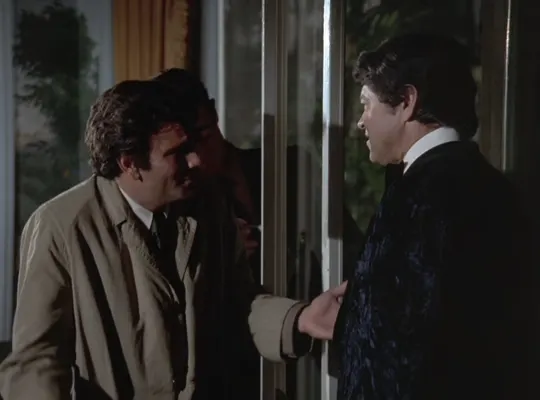 『刑事コロンボ』で、容疑者に尋問するコロンボ