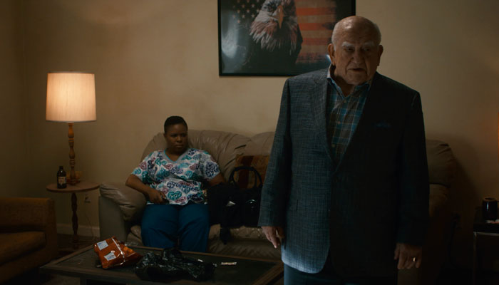 『コブラ会』で、ジョニーの継父はジョニーと縁を切る