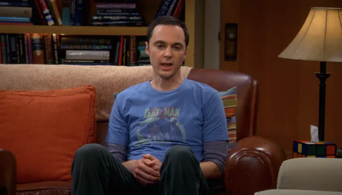 『ビッグバン★セオリー』で、カウチに座るシェルドン