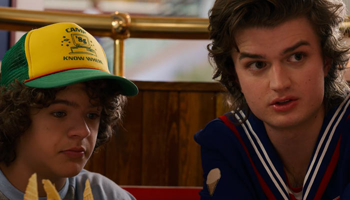 『ストレンジャー・シングス』で、スティーにロシアの電波を受信したと秘密を打ち明けるダスティン