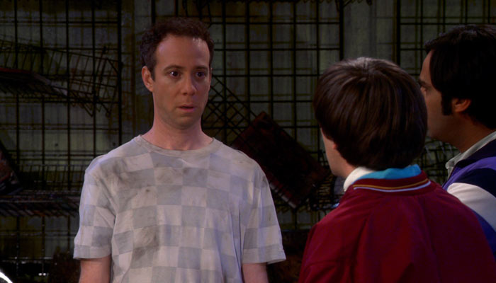 『ビッグバン★セオリー』で、スチュアートに仕事のオファーをするハワード