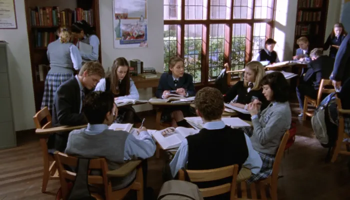 『ギルモア・ガールズ』で、新聞部のリーダーパリスは部員に意見を聞く