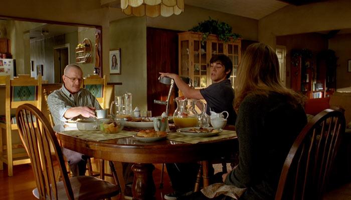 『ブレイキング・バッド』で、スカイラーは息子を学校に送り出す