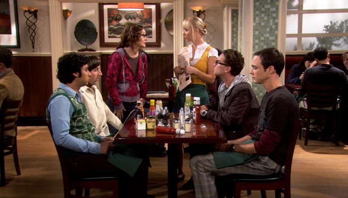 『ビッグバン★セオリー』で、レズリーとペニーがチーズケーキファクトリーで会って挨拶