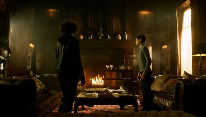 『GOTHAM/ゴッサム』で、ブルースに忠告するキャットウーマン