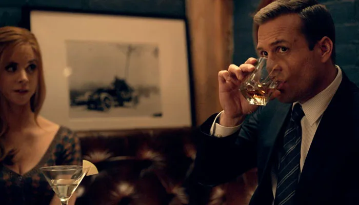 『SUITS/スーツ』で、ハーヴィーとドナがお酒を飲む