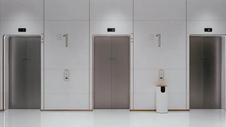 閉じた３機のエレベーター