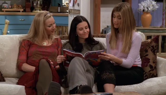 『フレンズ』で、レイチェル、モニカ、フィービーは雑誌を読む